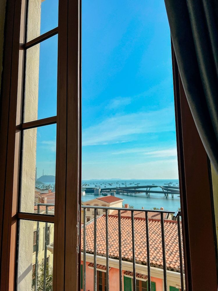 Sea Sunset Hotel Premier Quadruple Room 9