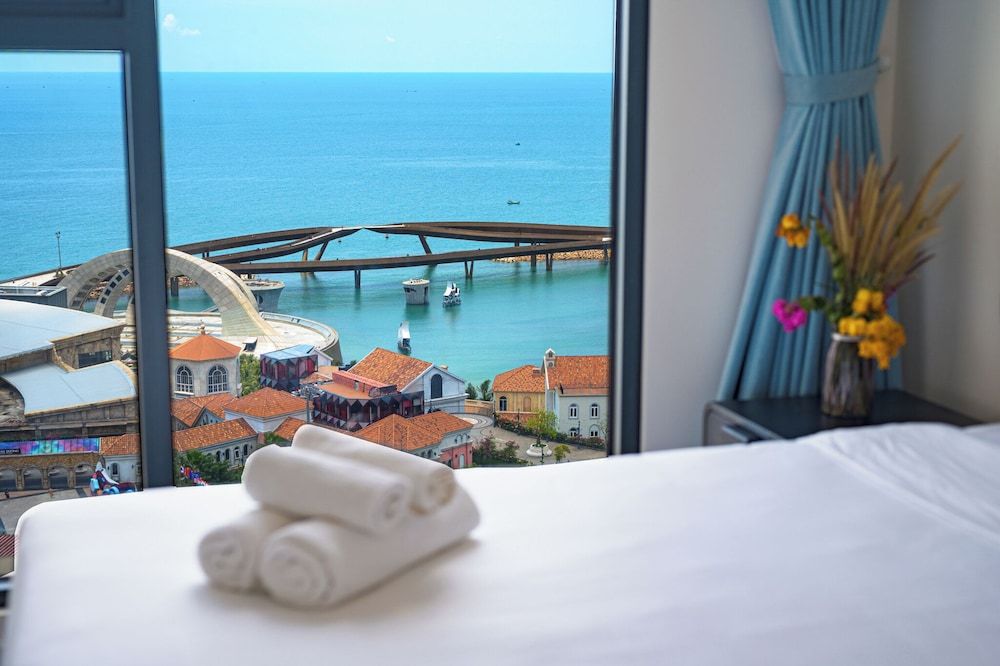 La isla Apartments & Villas – Sea View & Fireworks Phu Quoc Apartment, 3 Bedrooms, Beach View 9