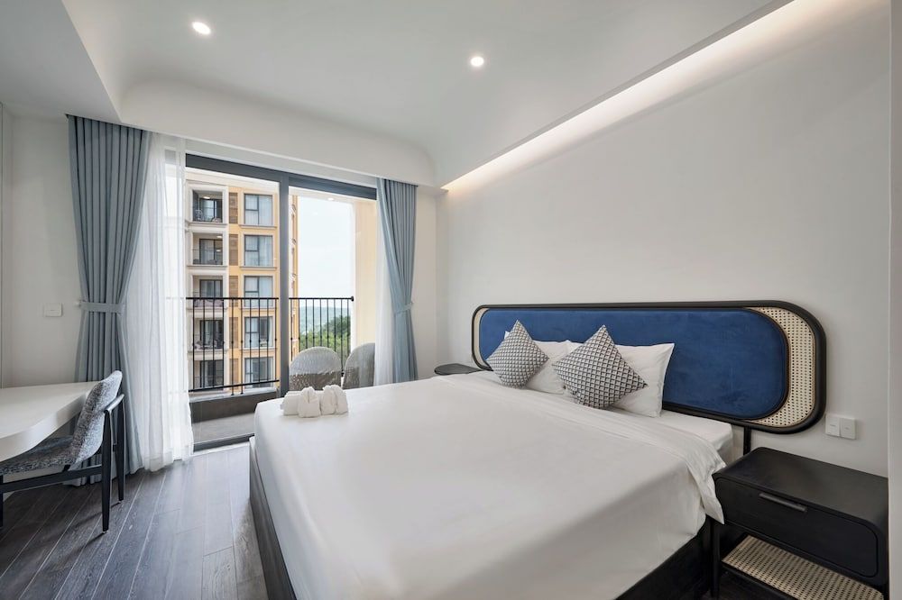 Standard Apartment, 1 King Bed, Mountain View