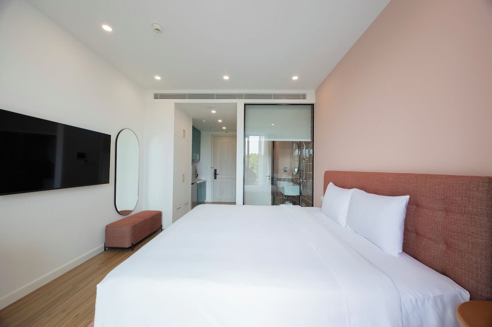 Luna Sol - Sunset & Firework Signature Studio, 1 King Bed, Balcony, Mountain View 6