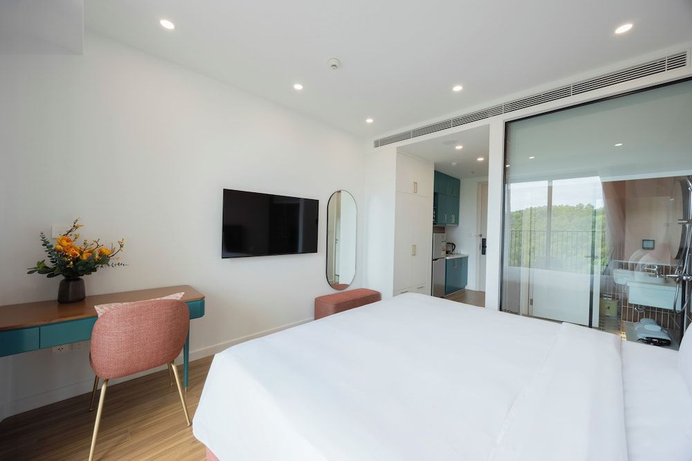 Luna Sol - Sunset & Firework Signature Studio, 1 King Bed, Balcony, Mountain View 7