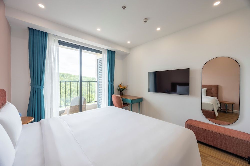 Luna Sol - Sunset & Firework Signature Studio, 1 King Bed, Balcony, Mountain View 2