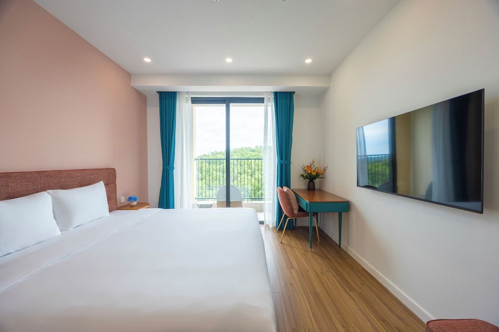 Luna Sol - Sunset & Firework Signature Studio, 1 King Bed, Balcony, Mountain View 3