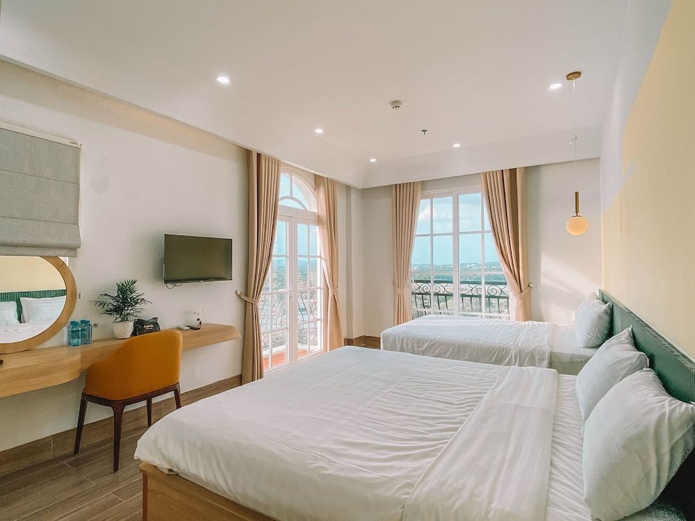 Premier Quadruple Room, Balcony, Beach View
