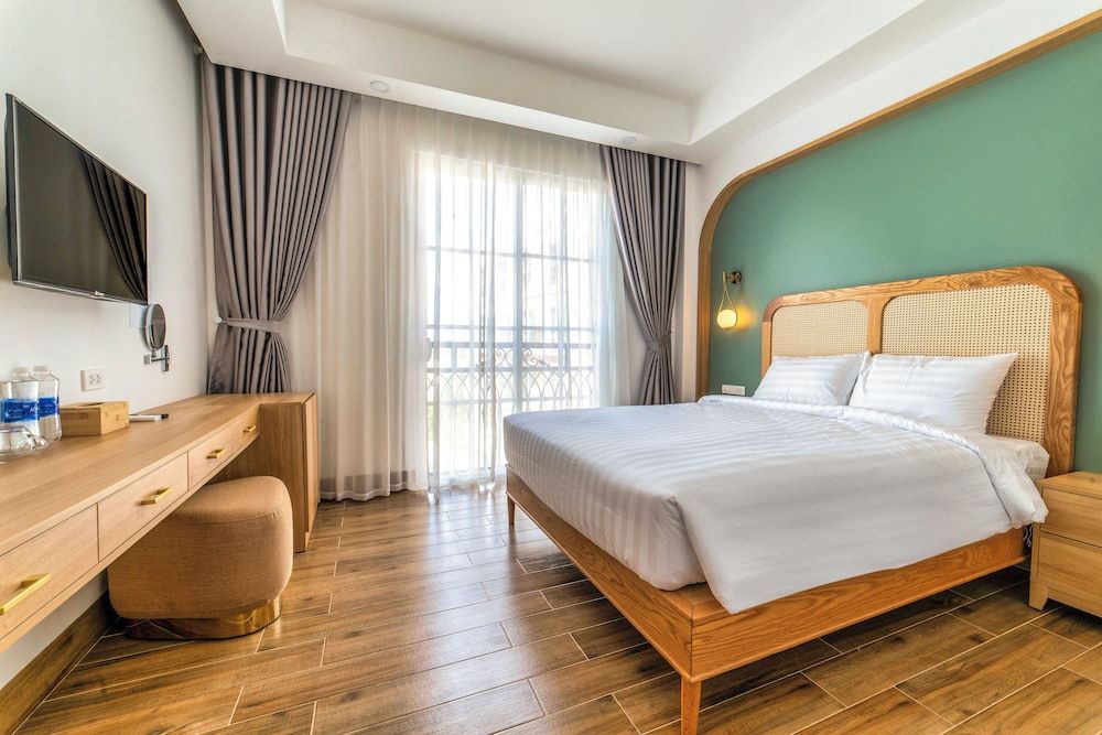 Lotus Home Hillside Deluxe Double Room, City View 2