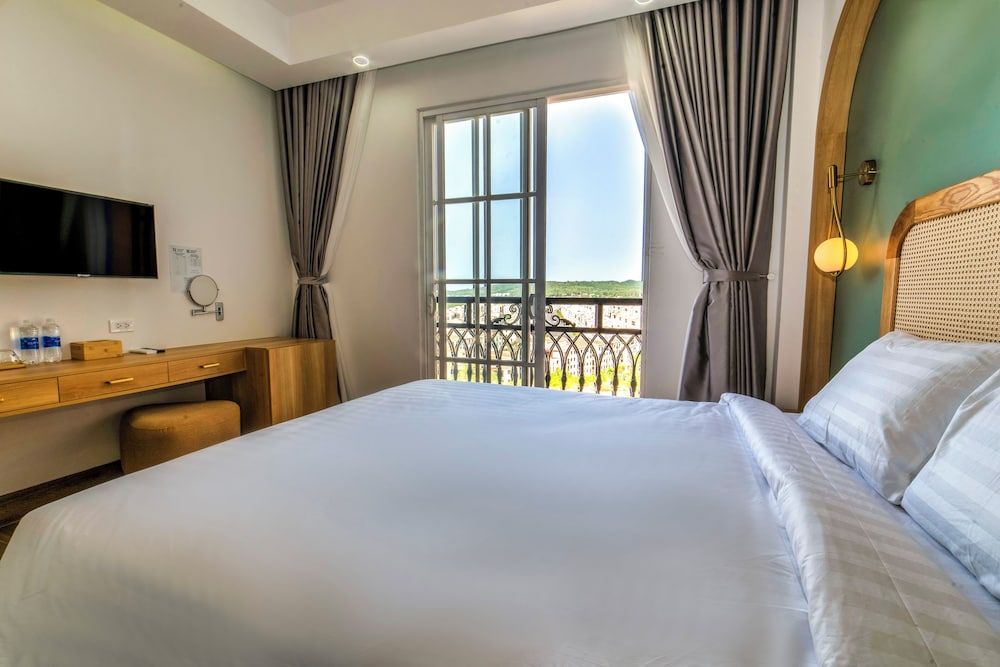 Lotus Home Hillside Deluxe Double Room, City View 4