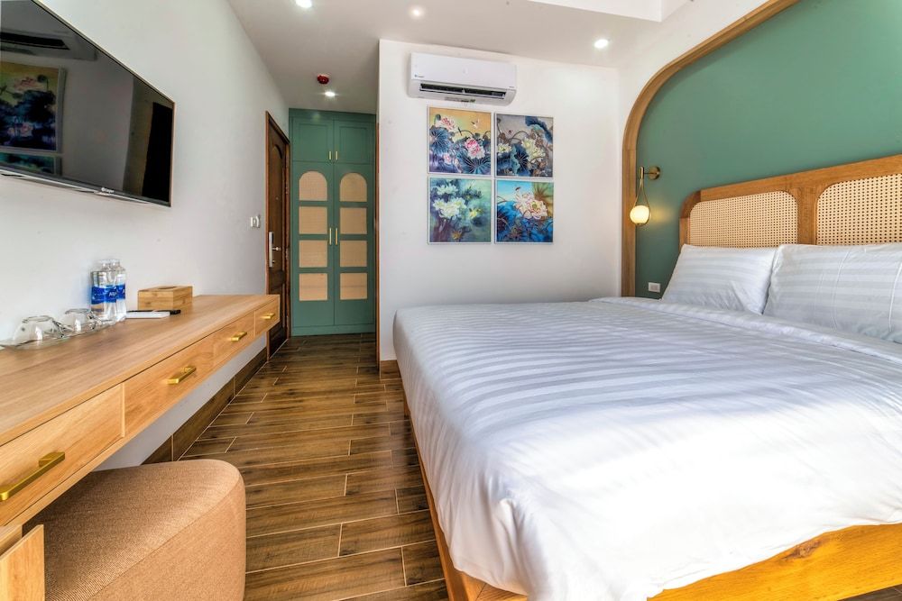 Lotus Home Hillside Deluxe Double Room, City View 3