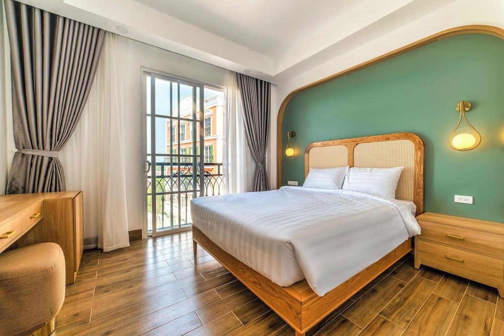 Lotus Home Hillside Deluxe Double Room, City View 5