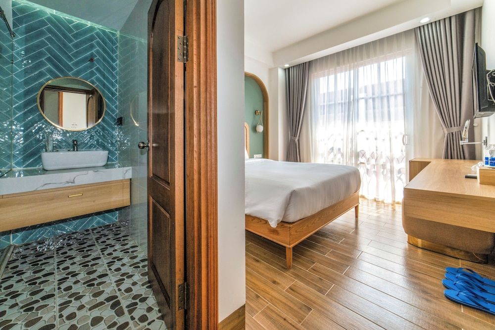 Lotus Home Hillside Deluxe Double Room, City View