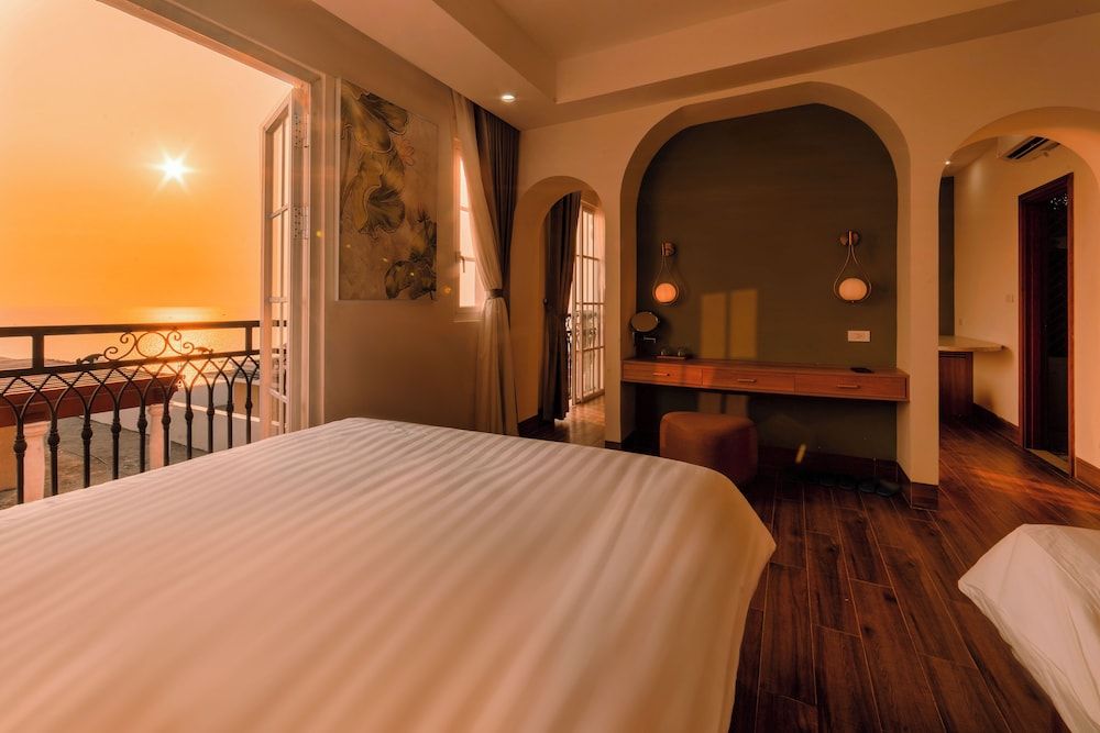 Lotus Home Hillside Family Room, Ocean View 6