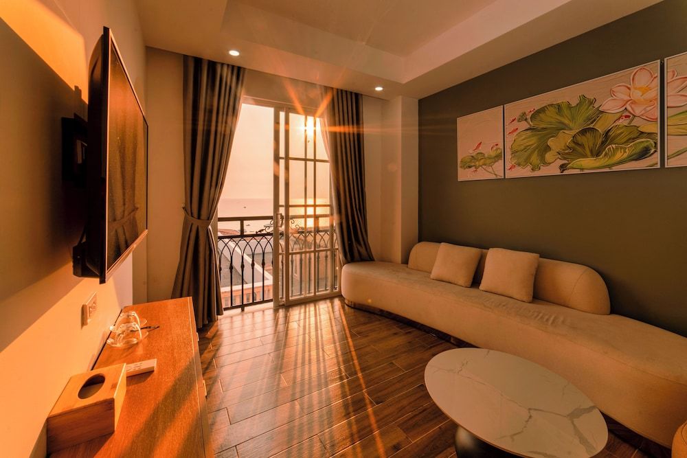 Lotus Home Hillside Family Room, Ocean View 16