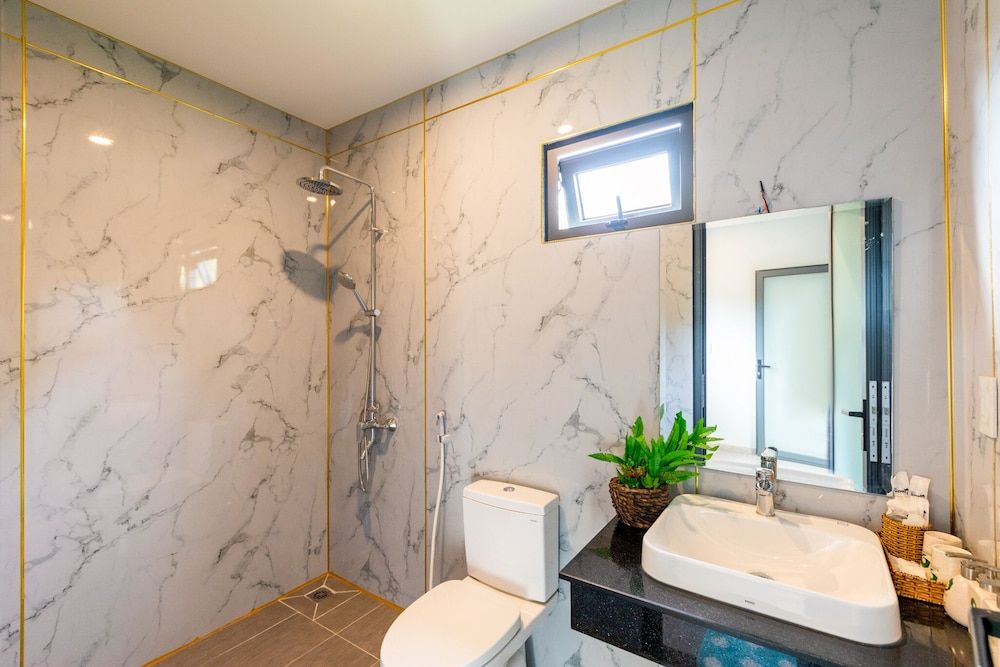 Emerald Garden Retreat Comfort Room 4