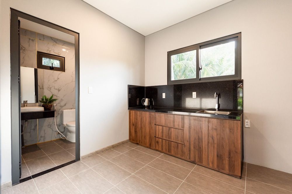 Emerald Garden Retreat Comfort Room 3