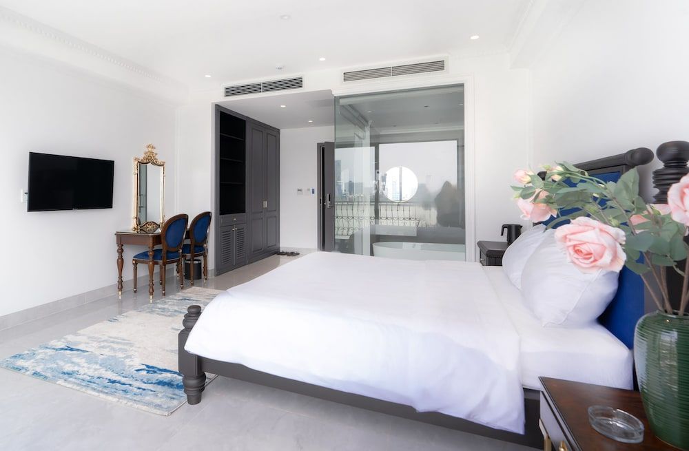 Grand Double Room, Bathtub, City View