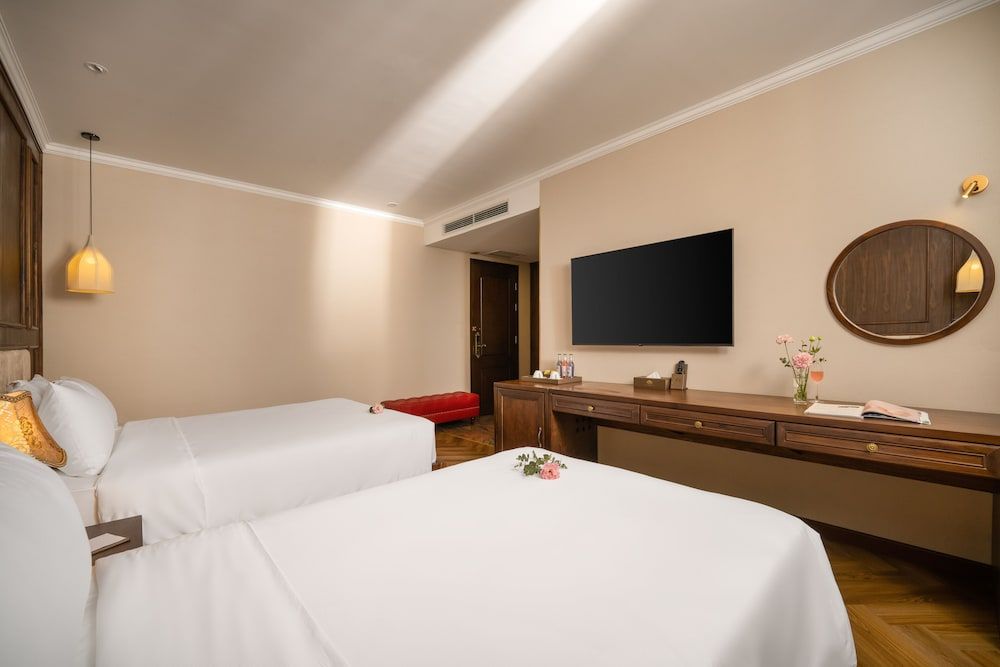 Golden Lotus Luxury Hotel Da Nang Premier Triple Bathtub (Afternoon Tea included) 2