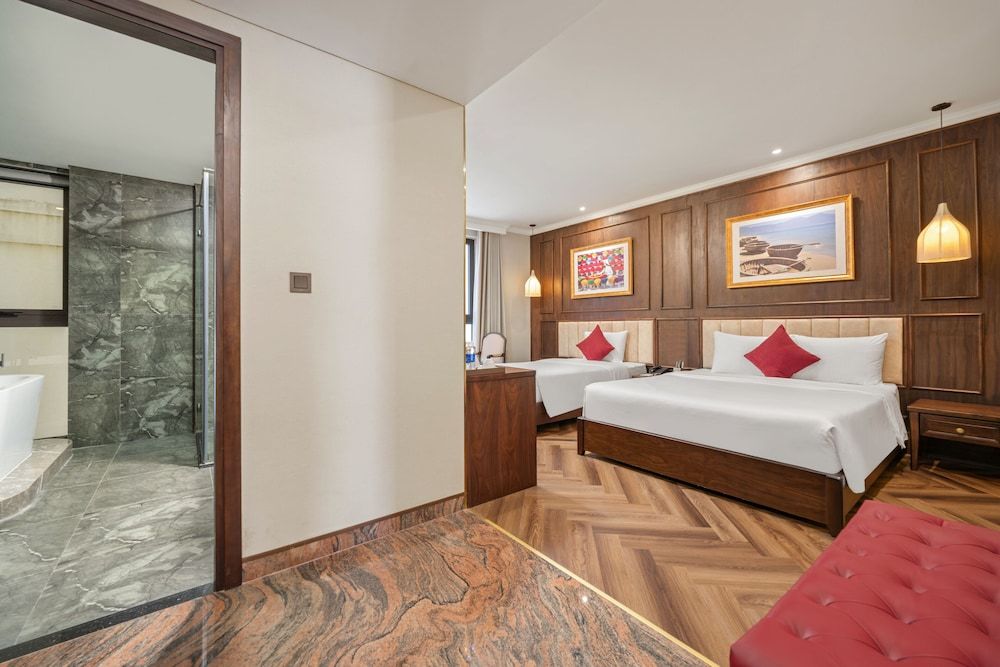 Golden Lotus Luxury Hotel Da Nang Premier Triple Bathtub (Afternoon Tea included)