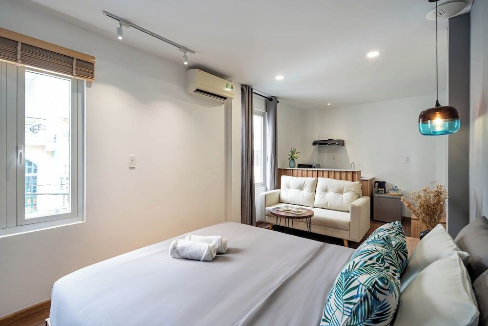 Deluxe Studio, 1 Queen Bed, Balcony