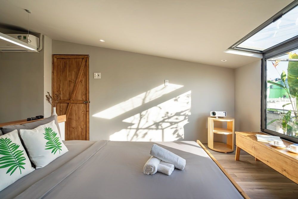 City Studio, 1 Queen Bed, Kitchen, City View