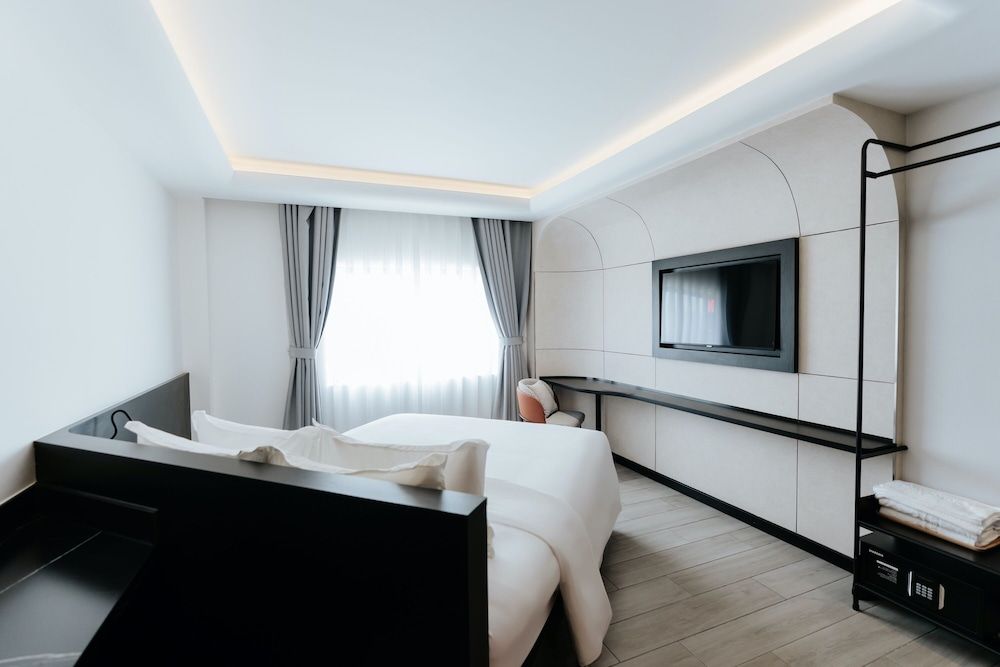 The Concept Hotel HCMC - City Center Luxury Double Room, 1 Queen Bed 3