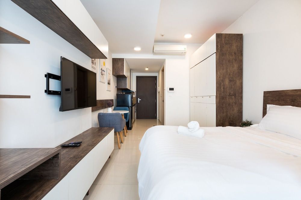 Deluxe Studio Suite, 1 Queen Bed, River View
