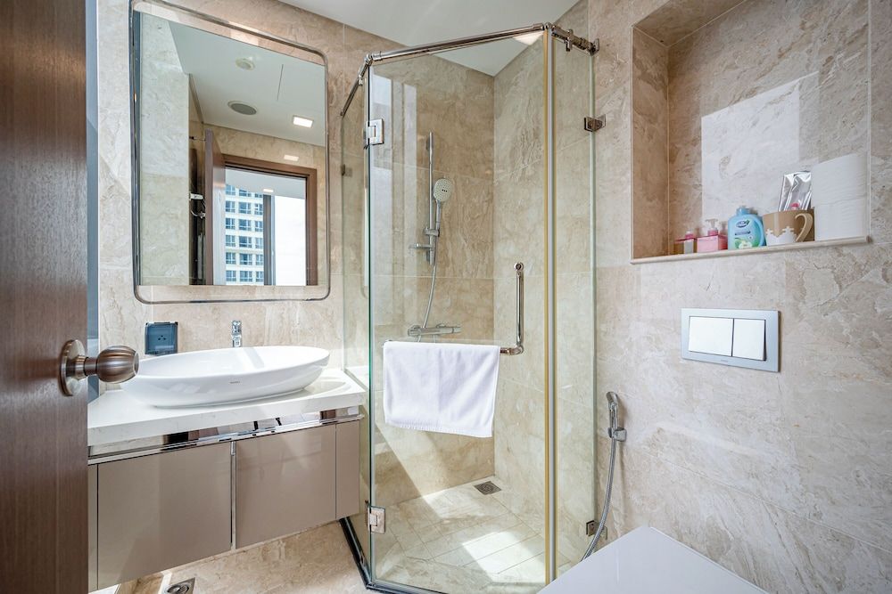 Isabelle Luxury inside Landmark 81 Tower Executive Apartment 28