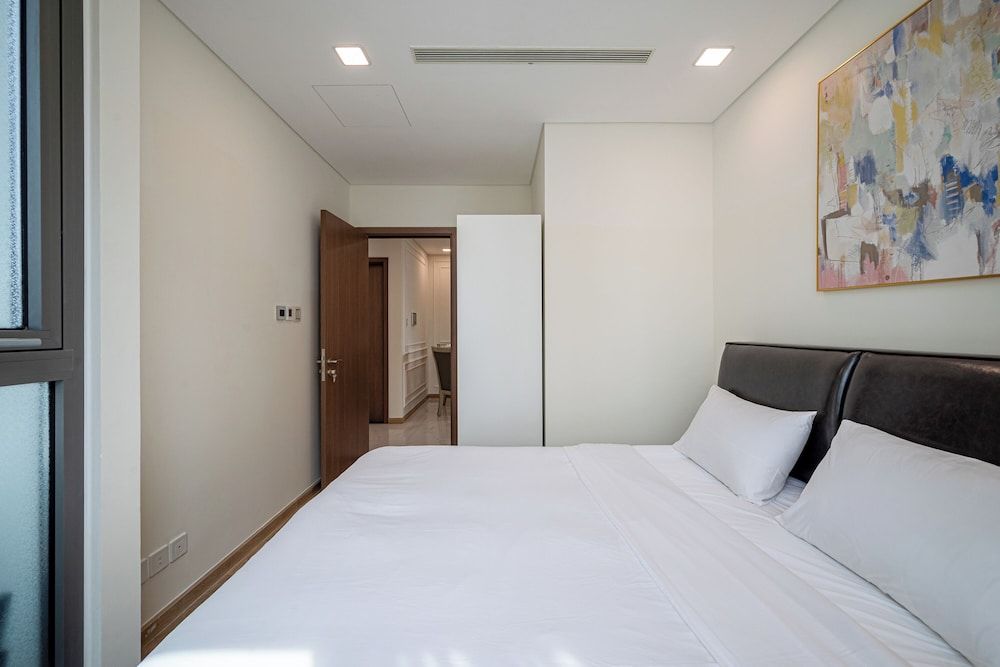 Isabelle Luxury inside Landmark 81 Tower Executive Apartment 11