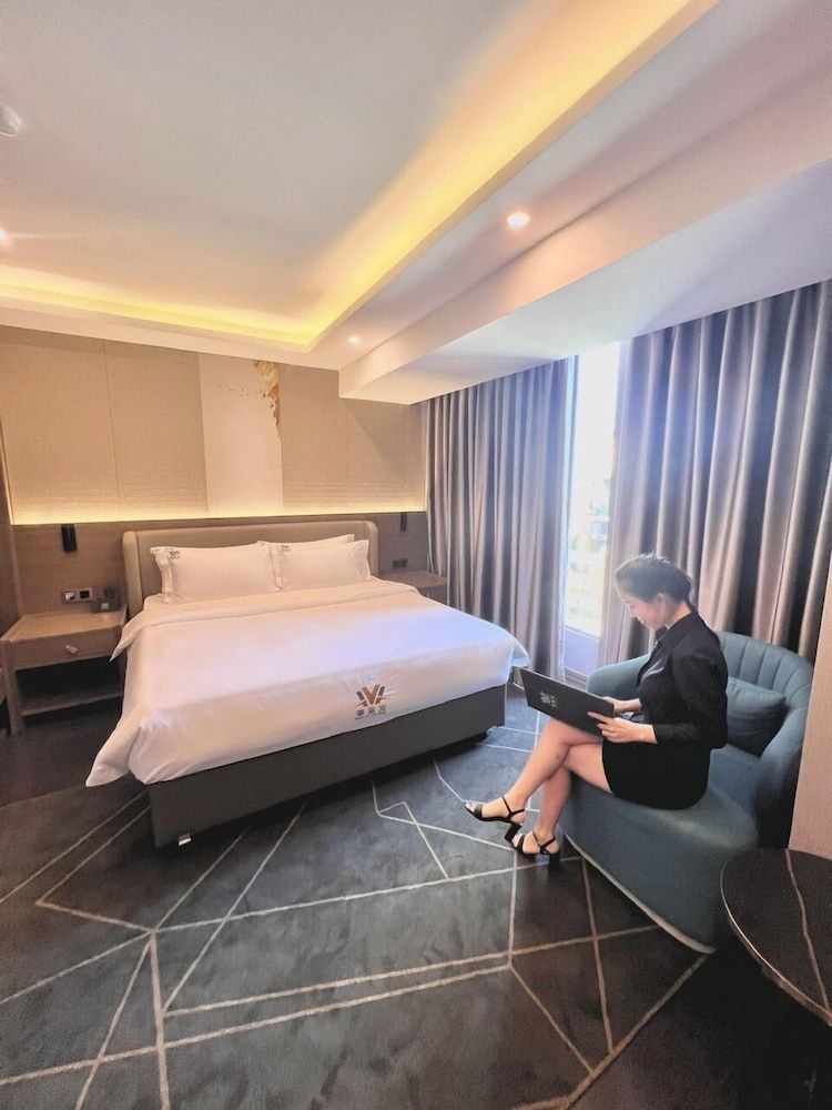 Deluxe Room, 1 King Bed, City View