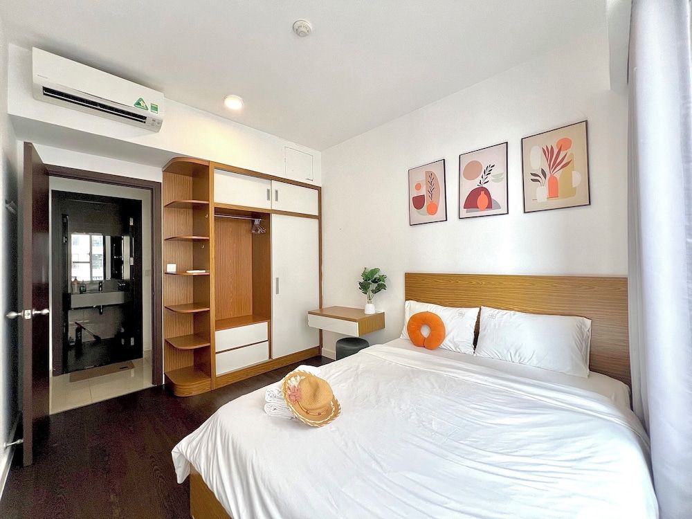 City Apartment, Balcony, Partial Lake View