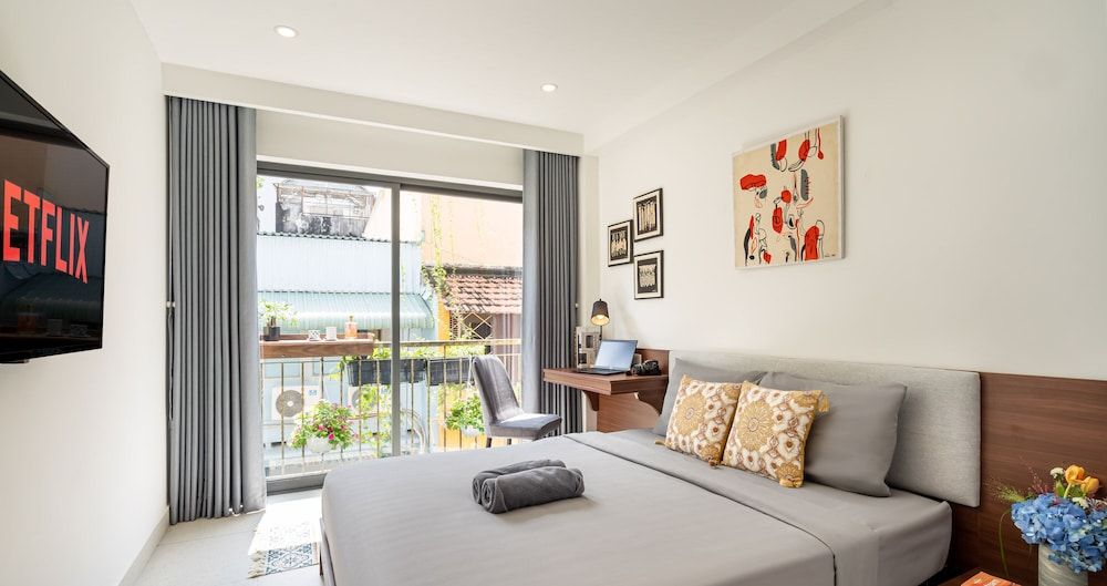 Deluxe Studio, 1 Queen Bed, Non Smoking, Balcony