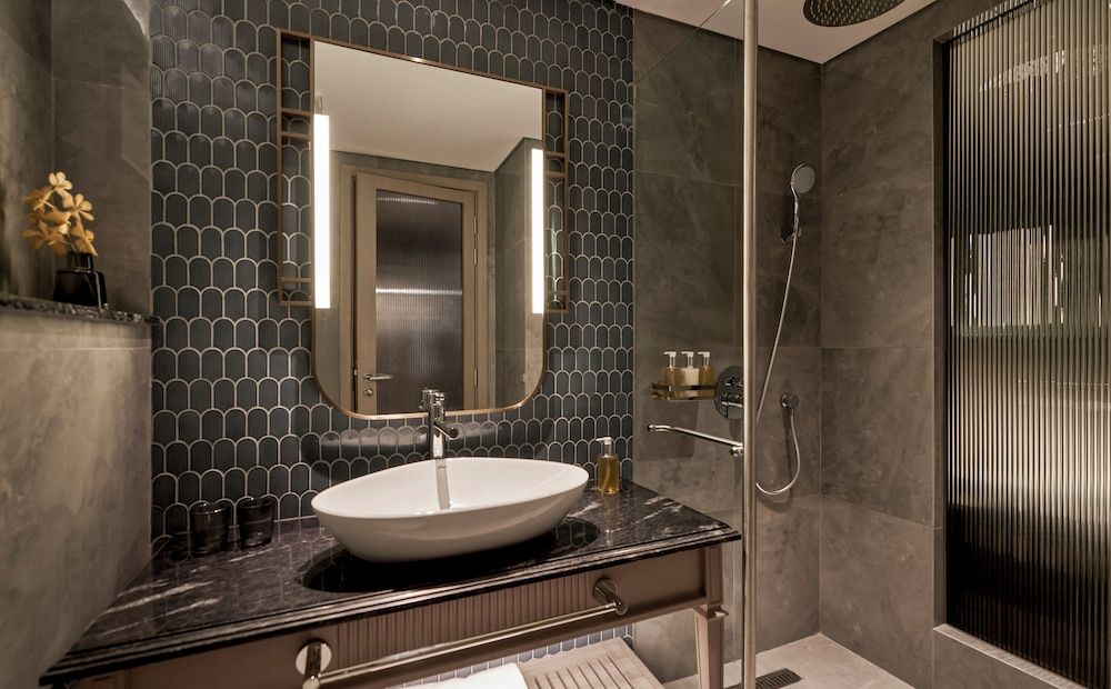 La Siesta Premium Saigon Central Superior Room (No window) 7