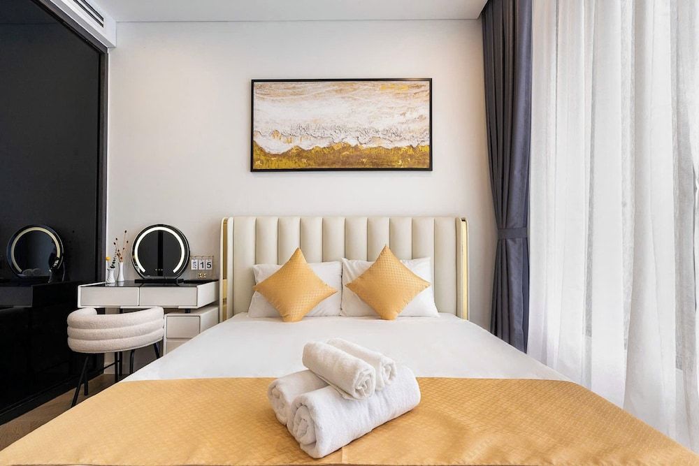 Park Legend Tan Son Nhat Airport Luxury Premier Suite, 1 Bedroom, City View, Poolside 2