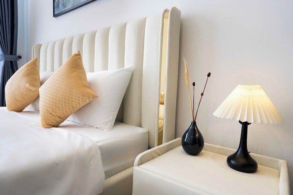 Park Legend Tan Son Nhat Airport Luxury Premier Suite, 1 Bedroom, City View, Poolside 3