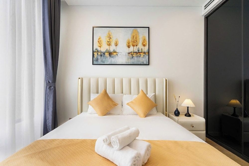 Park Legend Tan Son Nhat Airport Luxury Premier Suite, 1 Bedroom, City View, Poolside 5