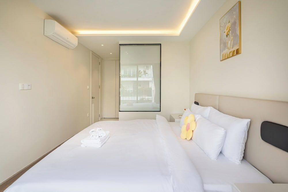 Premier One-bedroom Suite Balcony - Street View