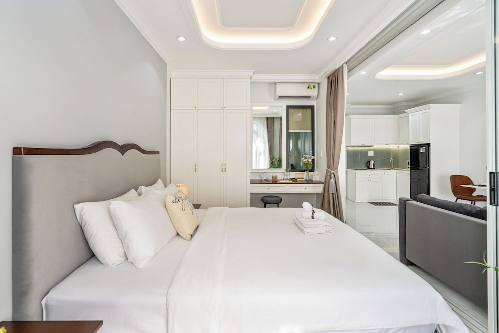 Suite Balcony - Back Building View