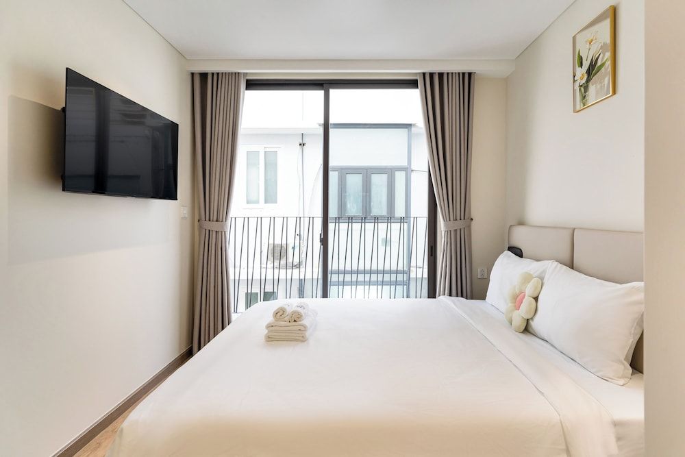 Standard Queen room - Back building view