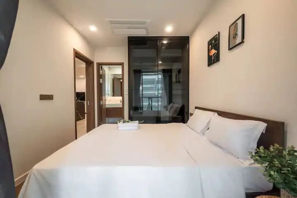 Senior Apartment, 3 Bedrooms, City View