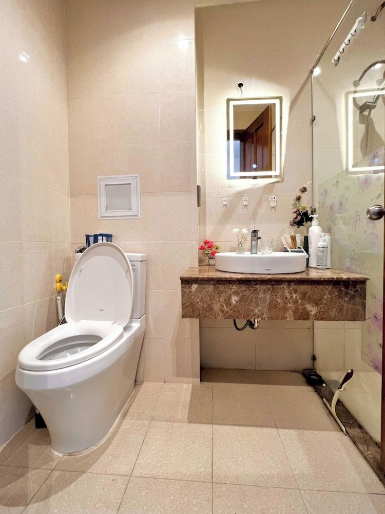 Luxury 2-bedroom Apartment Basic Condo, City View 4