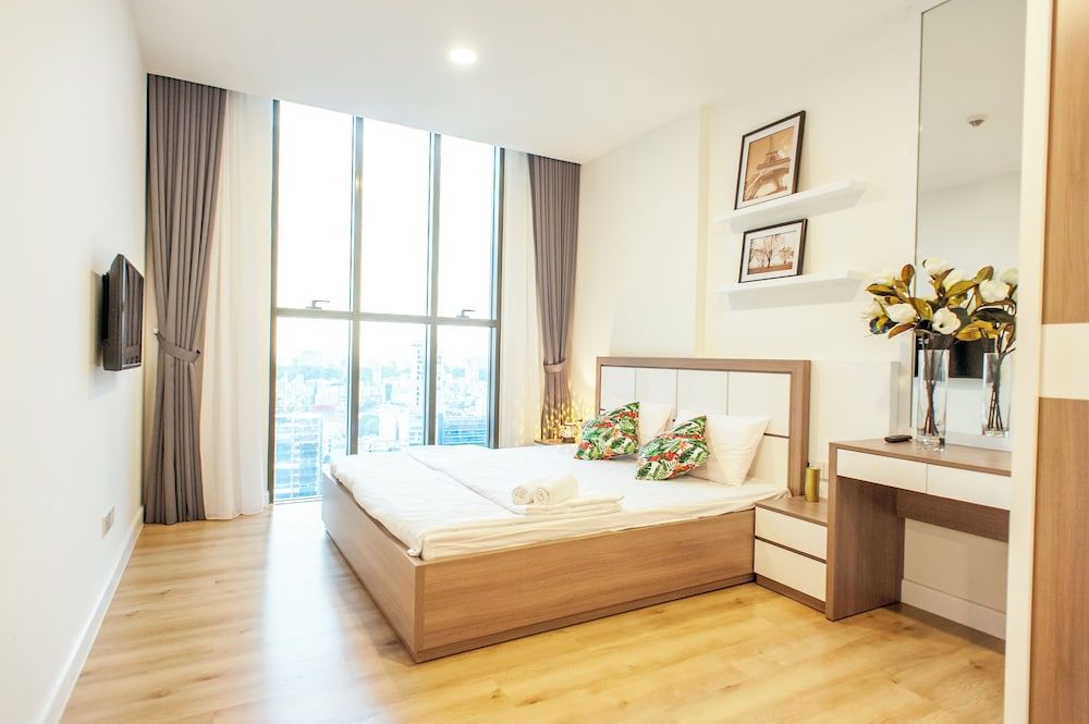 Refined Saigon - Rivergate Apartment Luxury Apartment, 2 Bedrooms, City View 3