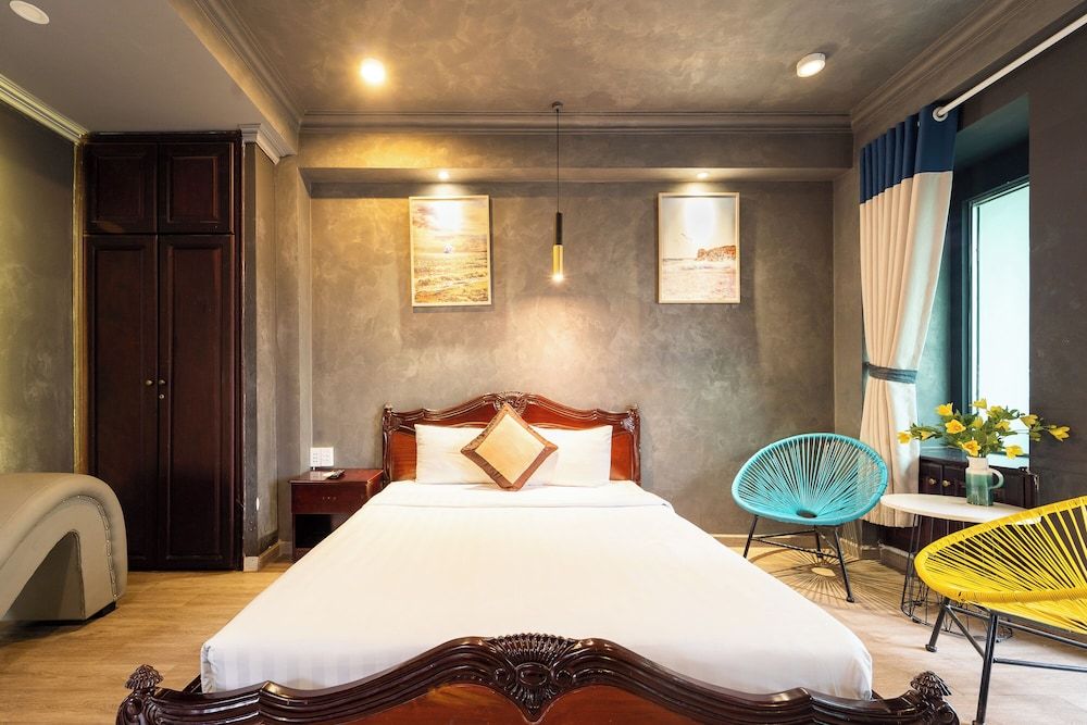Premier Room, 1 King Bed, Bathtub, City View