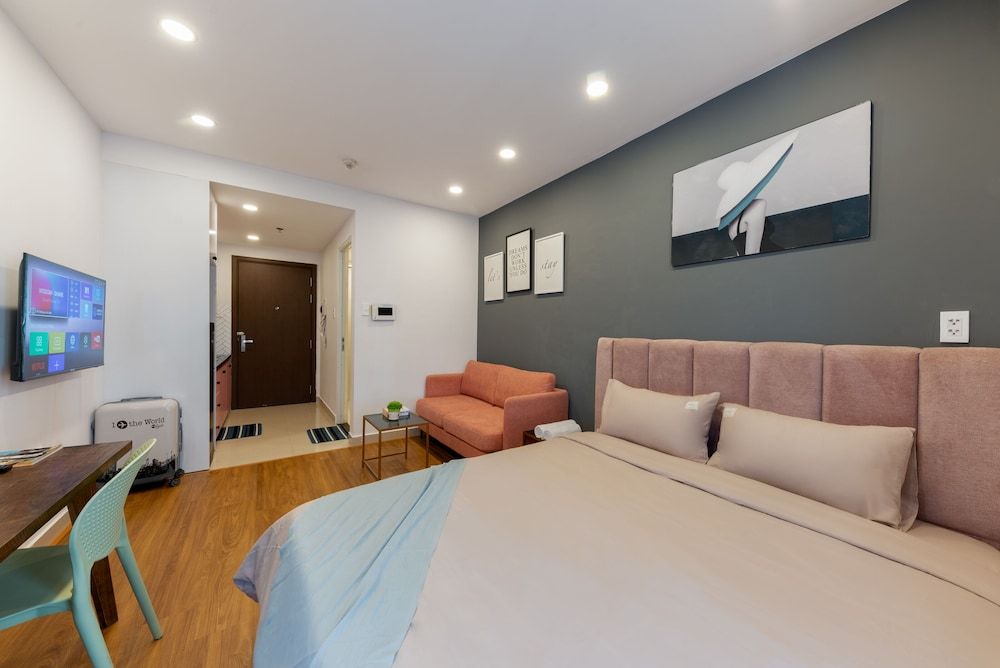 RIVERGATE apartment infinity pool & Gym