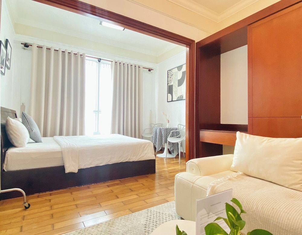 Grand Studio Suite, 1 Queen Bed, City View