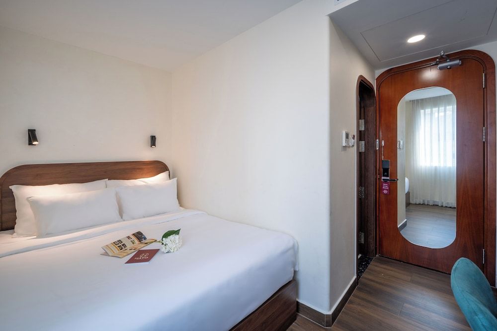 Deluxe Double with Window
