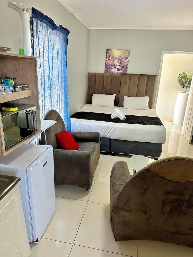 Mowetu Guest House Deluxe Room, City View 3