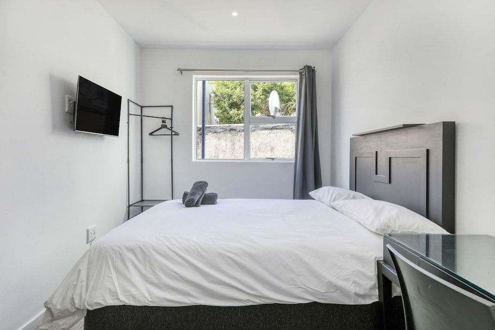 Inn & Out Express Sea Point Economy Double Room 4