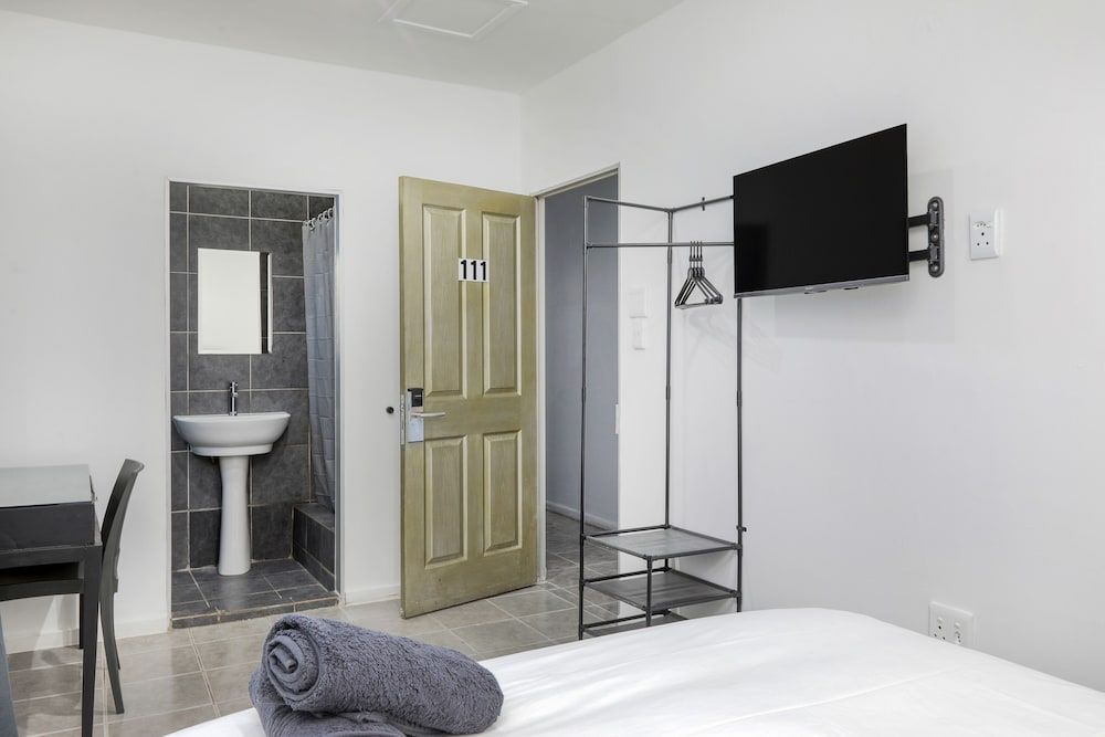 Inn & Out Express Sea Point Economy Double Room 9