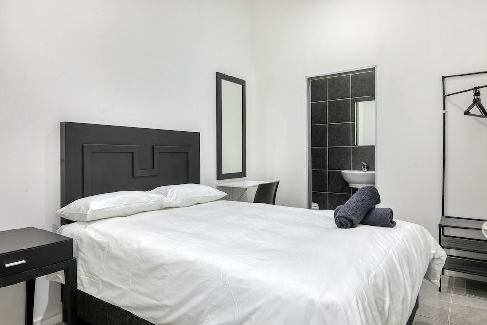 Inn & Out Express Sea Point Economy Double Room 5