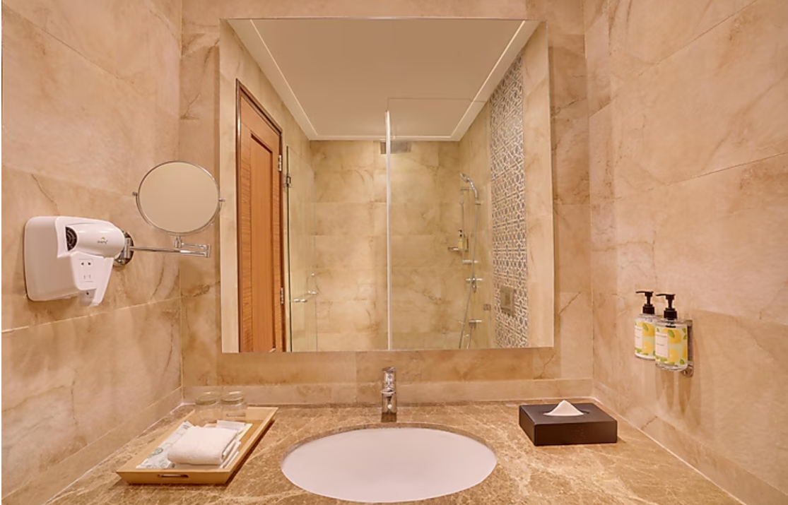 Executive Suite with Balcony and Valley View