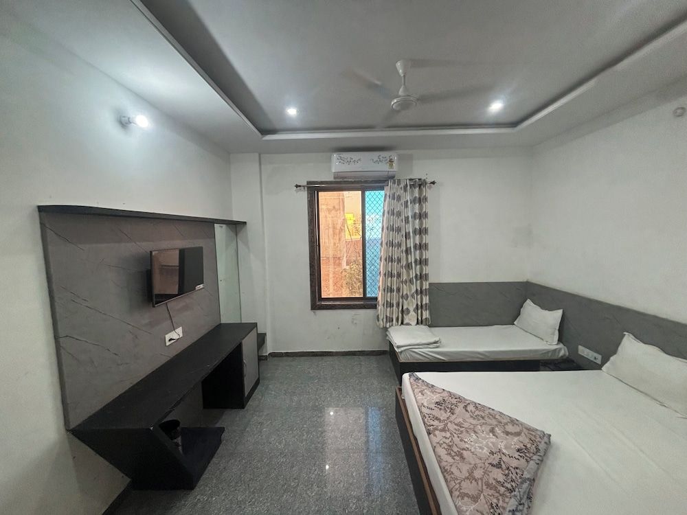 Hotel Ishwar Palace Comfort Triple Room 11