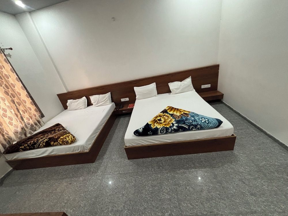 Hotel Ishwar Palace Family Quadruple Room, City View 2